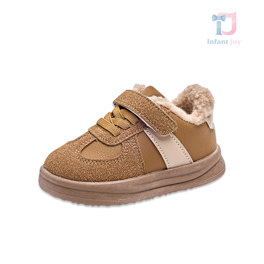 Shoes made of faux leather with suede front, velcro and fluffy padding WoolieRun